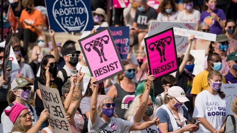 Tribunal dos EUA restabelece lei que proíbe a maioria dos abortos no Texas