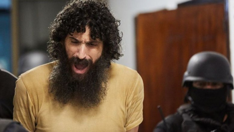 Homem acusado de matar a mãe e a tia é retirado de audiência por miar