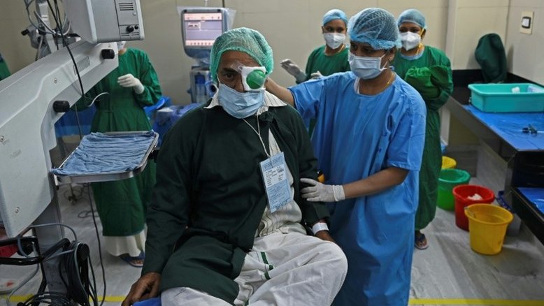 Milhões de indianos recuperam a visão por cirurgia gratuita inspirada no McDonald's