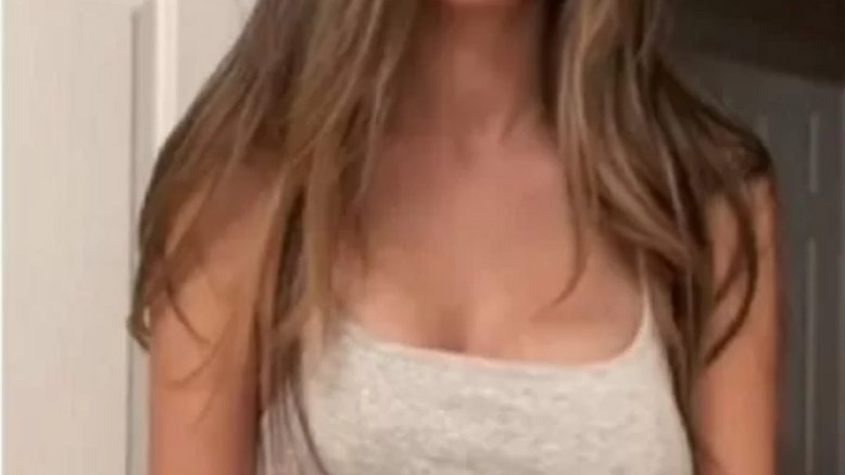 Influenciadora se assusta após ficar com um seio maior do que o outro