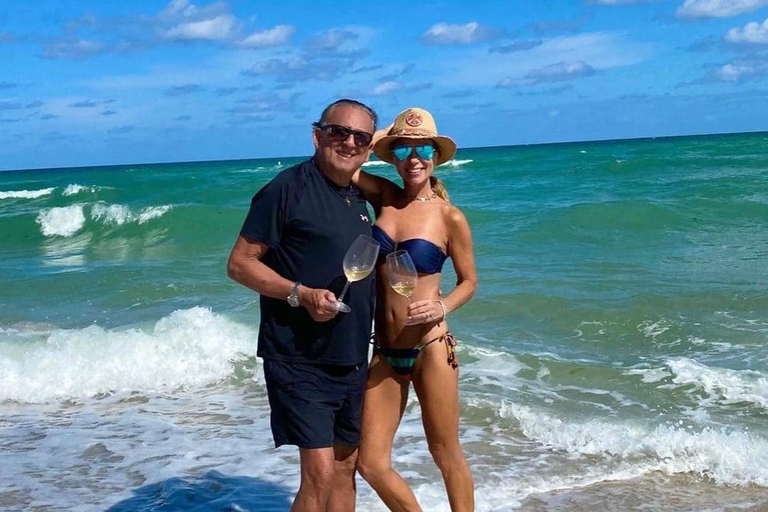 Galvão Bueno aprecia vinho enquanto curte praia de Miami ao lado da mulher