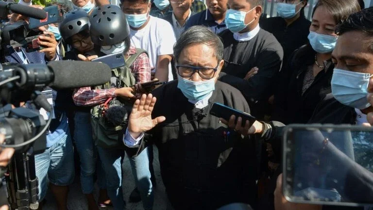 Junta miliar de Mianmar proíbe advogado de Aung San Suu Kyi de falar com a imprensa