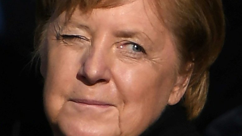 Designer de presente a Merkel ri de comparações com 'olho de Sauron'