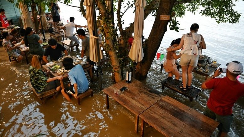 Restaurante de Bangcoc tira proveito das inundações