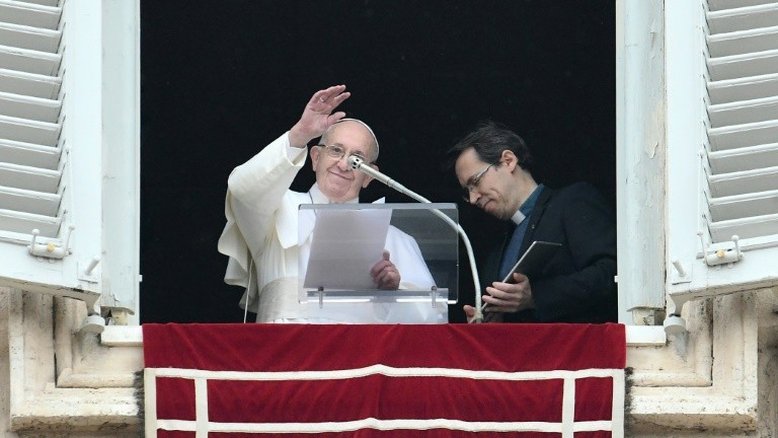 Vaticano relança um aplicativo para fiéis realizarem orações
