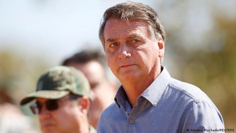 AGU pede que revista publique capa pró-Bolsonaro como direito de resposta