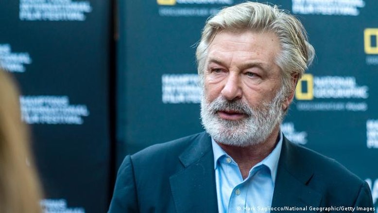 Alec Baldwin dispara arma em gravação e mata acidentalmente diretora