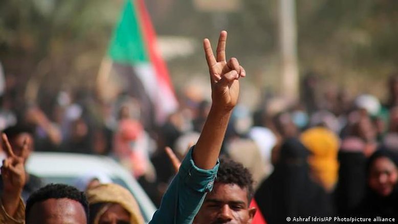 Sudaneses saem às ruas em protesto contra golpe militar