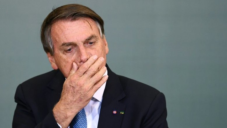 Bolsonaro é acusado de misoginia por veto à distribuição gratuita de absorventes