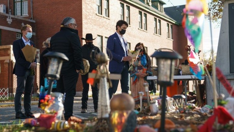 Premier canadense visita túmulos de alunos de antigo internato indígena