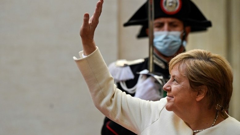 Merkel se despede do papa e de Draghi em viagem a Roma