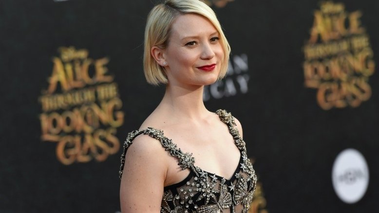 Mia Wasikowska encarna a batalha das diretoras de cinema em 'A Ilha de Bergman'