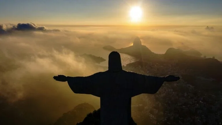 Cristo Redentor completa 90 anos com samba, cachaça e otimismo com a vacinação