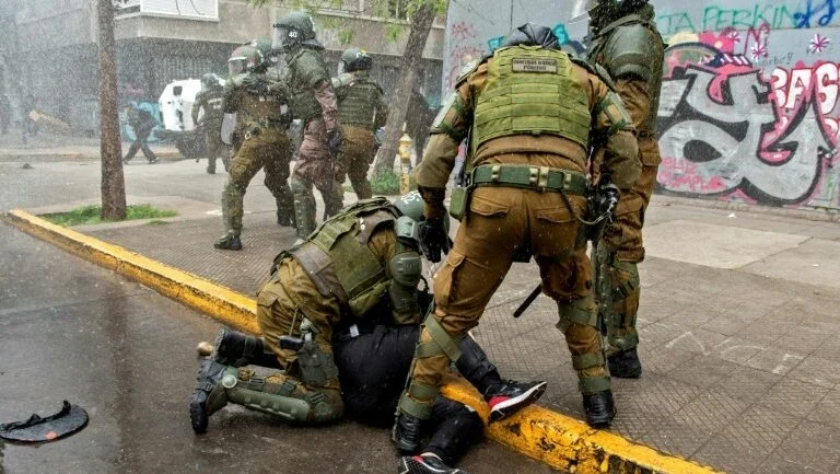 Presidente do Chile decreta militarização em região de conflito com indígenas
