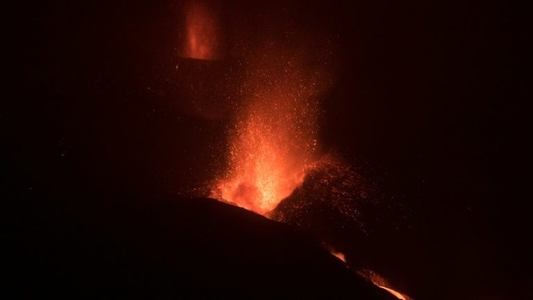 Cinzas de vulcão provocam novo fechamento do aeroporto de La Palma