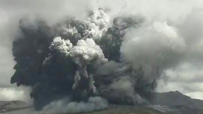 Vulcão Monte Aso entra em erupção no Japão