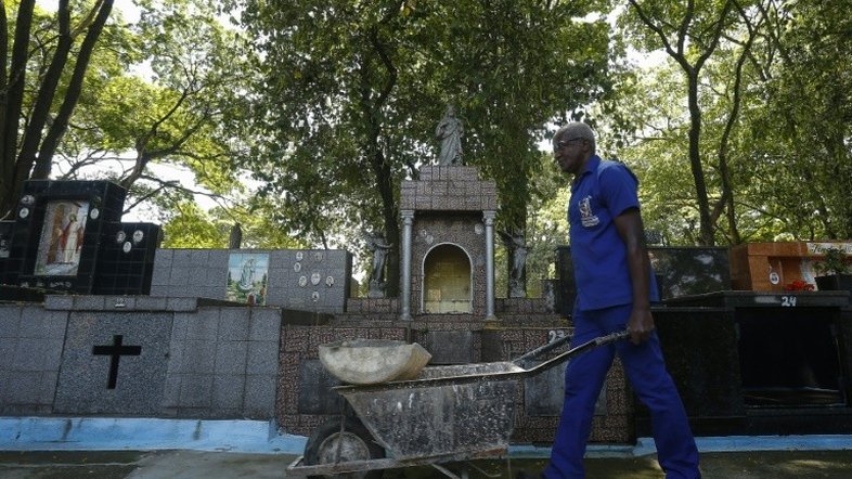 Coveiro e filósofo, a vida dupla do brasileiro Osmair Cândido