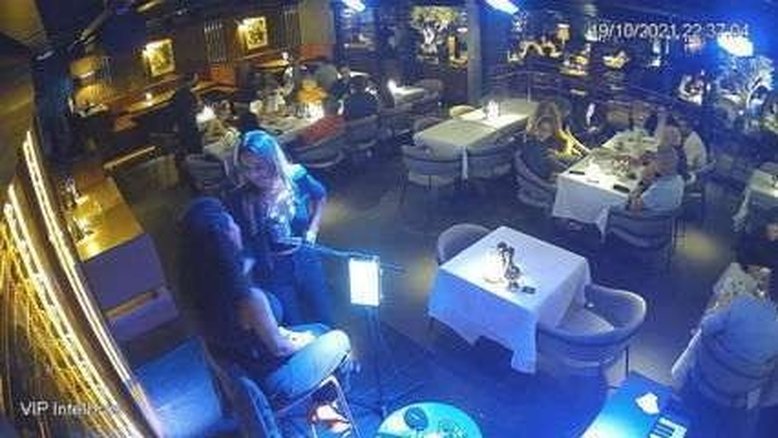 Vídeo mostra mulher acusada de injúria racial dando tapas em cantora