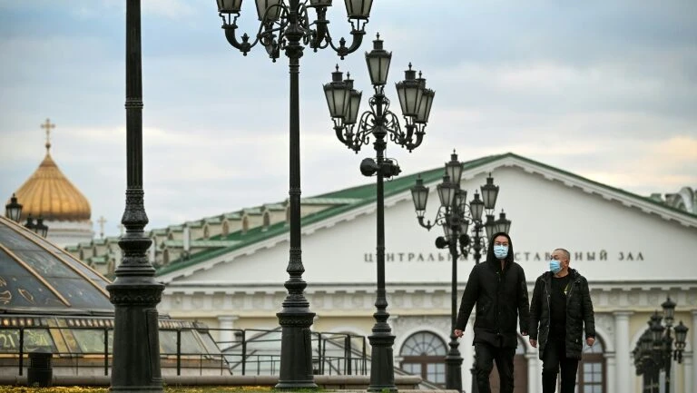 Rússia registra terceiro recorde consecutivo de mortes e contágios por covid-19