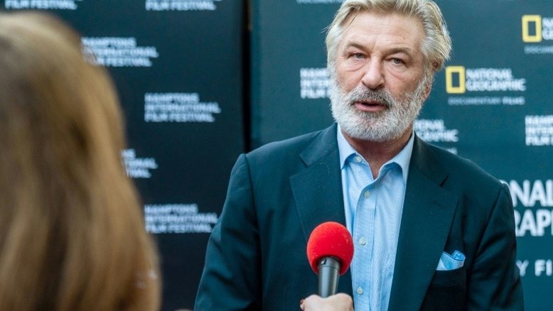 Mulher morre baleada em set de filme estrelado por Alec Baldwin