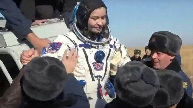 Cineastas russos que gravaram o primeiro filme no espaço voltam à Terra