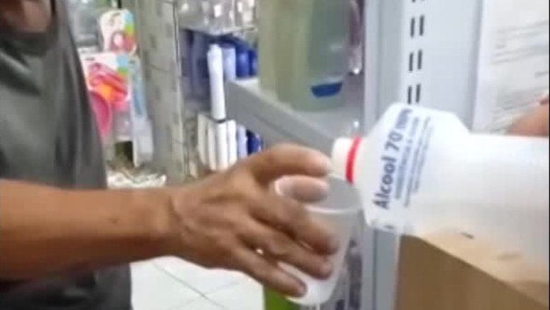 Funcionários de farmácia em PE induzem alcoólatra a beber álcool 70%