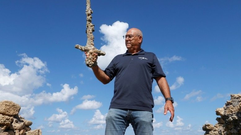 Israel: mergulhador encontra espada de 900 anos que pertenceria a cruzado