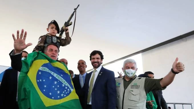 Comitê da ONU recomenda sanção contra Bolsonaro por usar criança fardada e com arma em evento político
