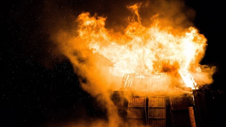 Adolescente de 16 anos será julgada por pesquisar como fazer uma bomba em casa