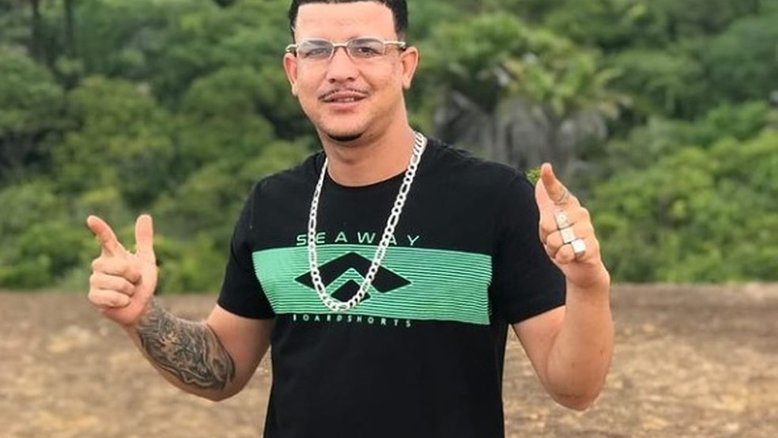 Cantor de brega-funk morto a tiros tem túmulo violado e corpo incendiado em PE