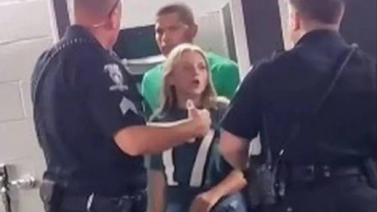 Torcedores de futebol americano fazem sexo em banheiro e são presos