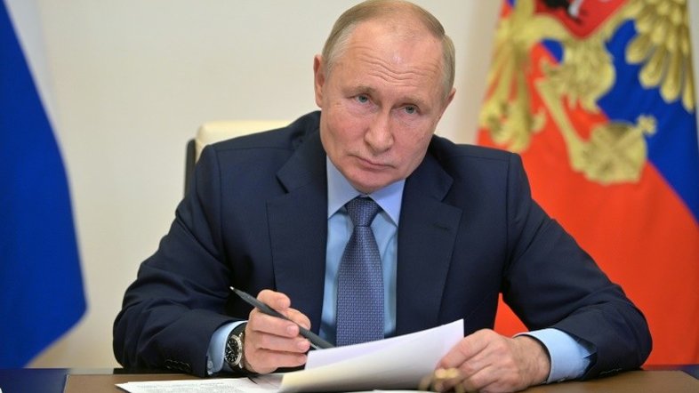 Putin decreta semana de folga e convoca população a se vacinar