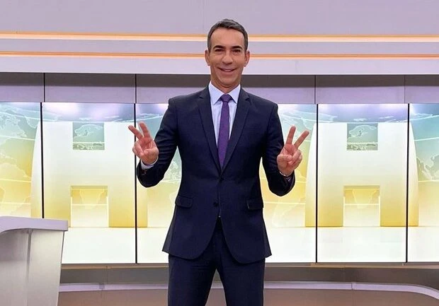César Tralli vira meme na internet após cometer gafe ao vivo no "Jornal Hoje"