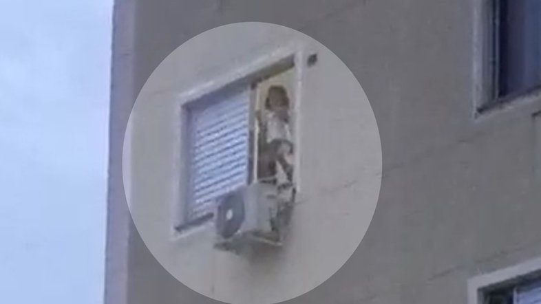 ​​Crianças brincam em pé em janelas de apartamentos em Goiânia
