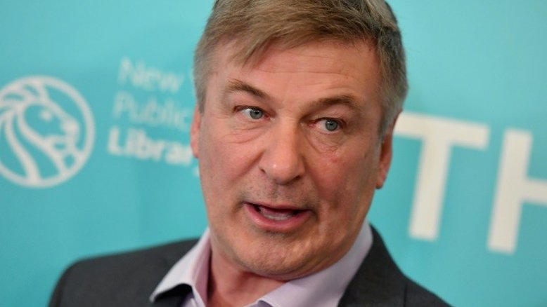 Investigação sobre tiro de Alec Baldwin se concentra na custódia da arma