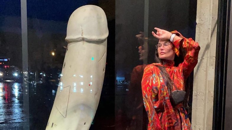 Demi Moore faz piada com pênis artístico em rede social