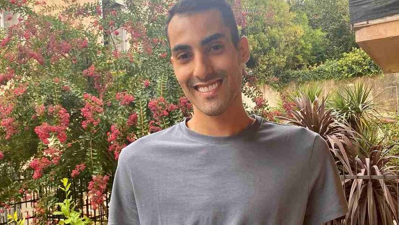 'Precisamos parar com ideia de que gays devem se assumir', diz Douglas Souza