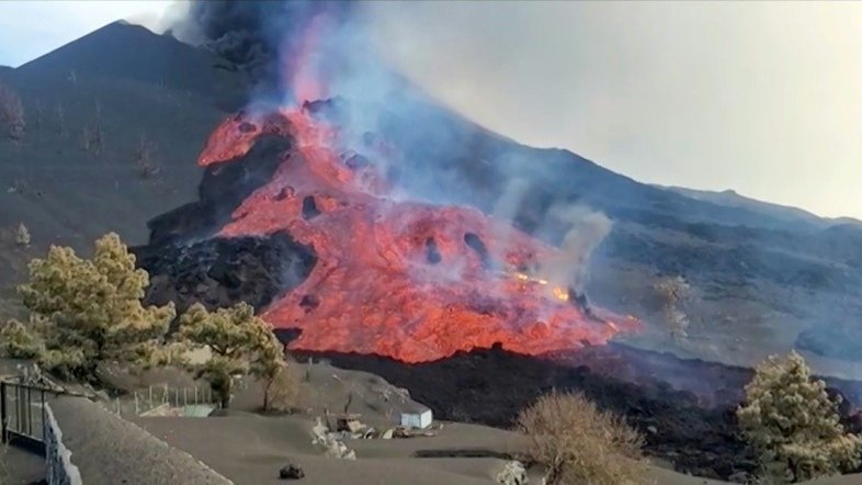 Oitocentas pessoas são evacuadas da ilha de La Palma por avanço de lava