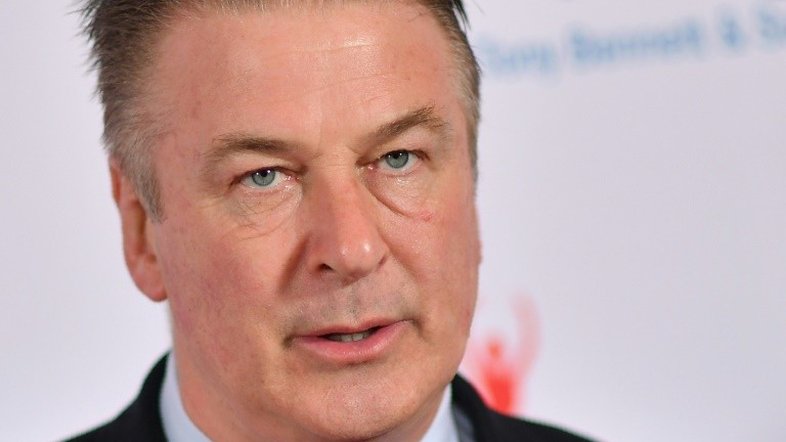 Ator Alec Baldwin disparou arma que matou mulher em set de filmagem