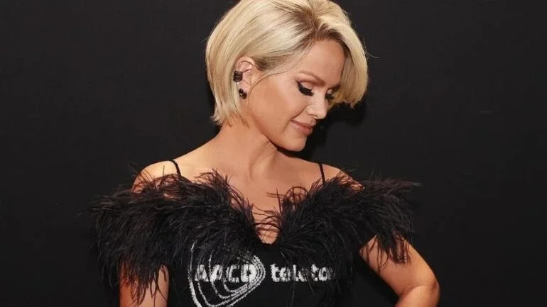 Eliana surpreende ao aparecer com cabelo curto