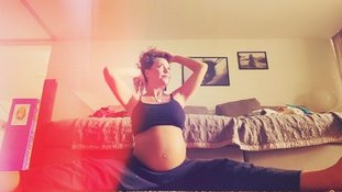 Grávida de gêmeos, Fabiula Nascimento mostra flexibilidade em exercício em casa