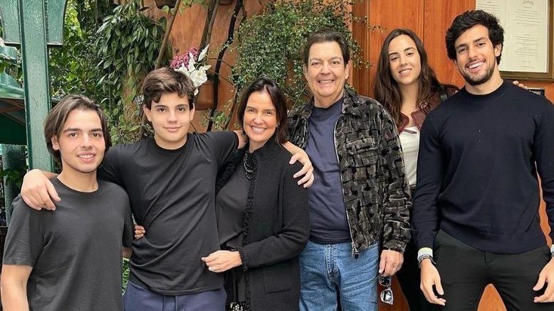 Faustão aparece ao lado de sua família em clique raro