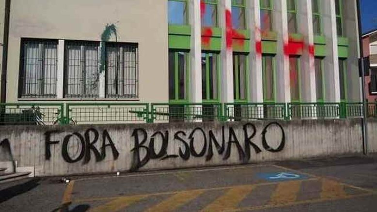 Prefeitura de cidade da Itália é pichada em protesto contra Bolsonaro