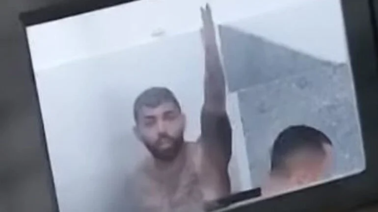 Vídeo: Gabigol é filmado tomando banho após treino da Seleção Brasileira