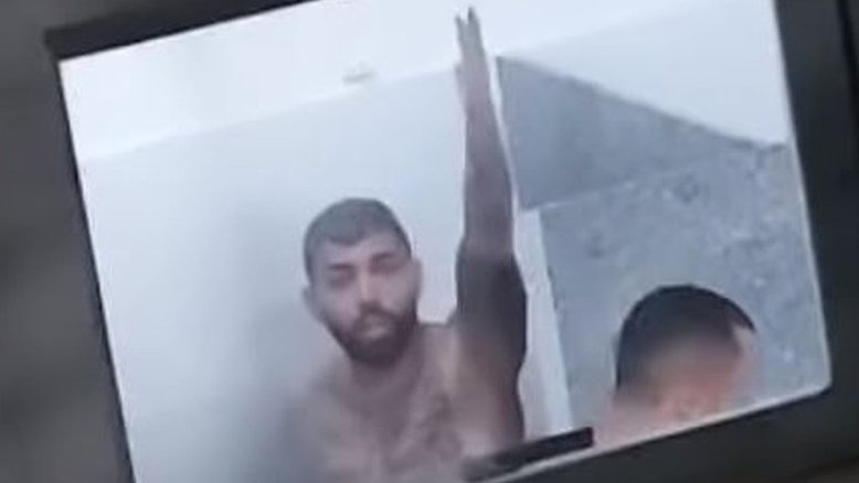 Vídeo: Gabigol é filmado tomando banho após treino da Seleção Brasileira