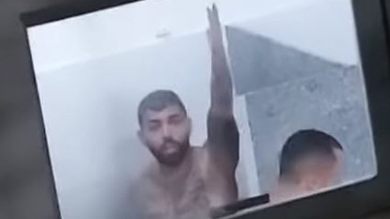 Vídeo: Gabigol é filmado tomando banho após treino da Seleção Brasileira
