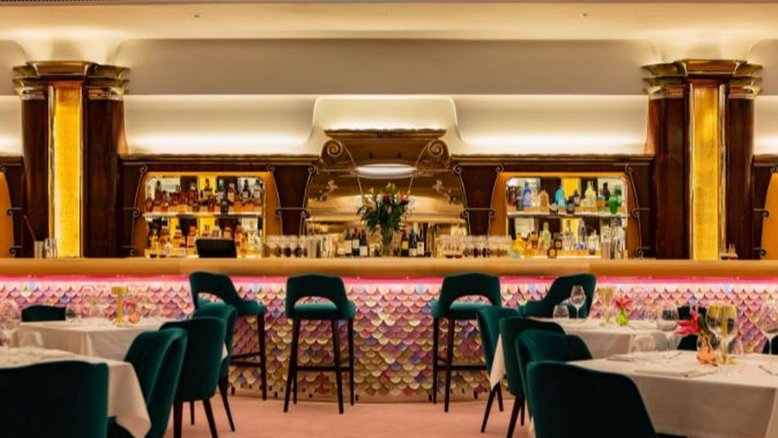 Restaurante inspirado em Gotham City oferece comidas e drinks temáticos