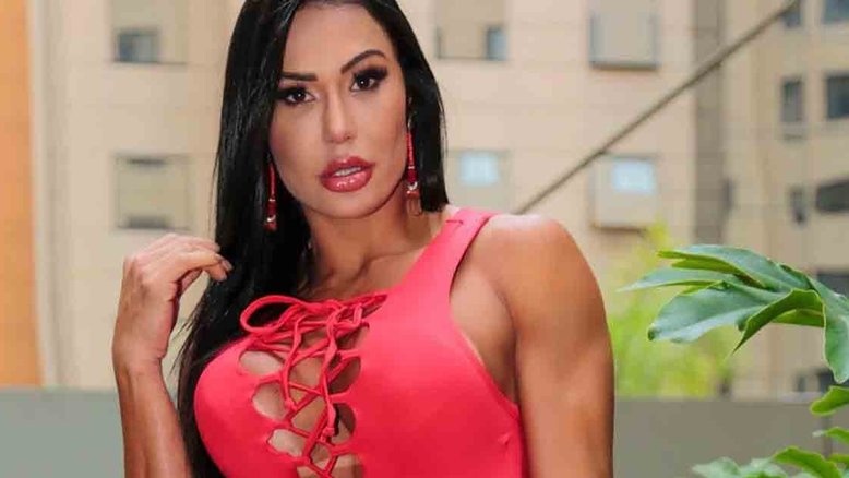 Gracyanne Barbosa exibe corpão em vestido recortado