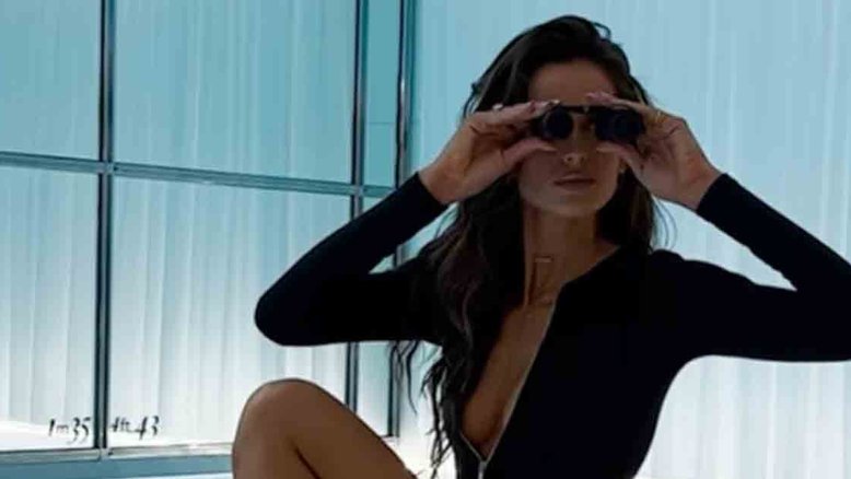 Izabel Goulart refaz cena de filme e ganha elogios: ‘Uma bond girl dessa’