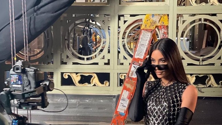 Kim Kardashian usa nome de casada em promoção de seu episódio em programa humorístico